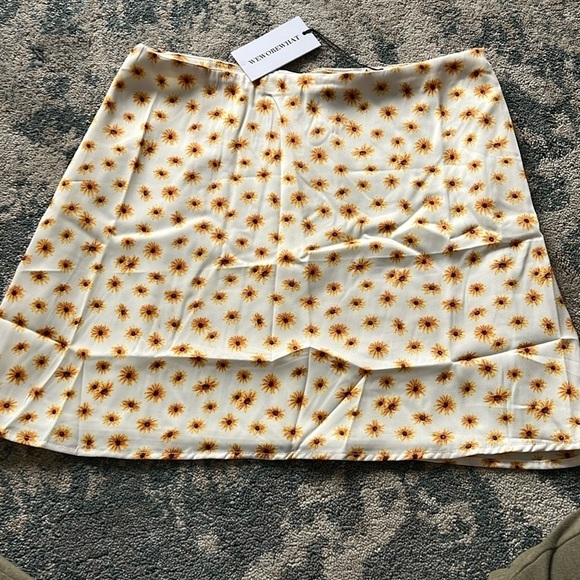 WeWoreWhat Mini Slip Skirt Ditsy Daisies Ivory - Picture 3 of 6